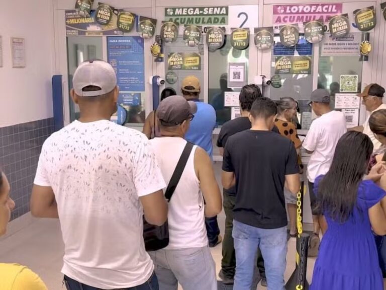 Em Brasiléia, acreanos fazem filas para apostar na Mega da Virada — Foto: Reprodução