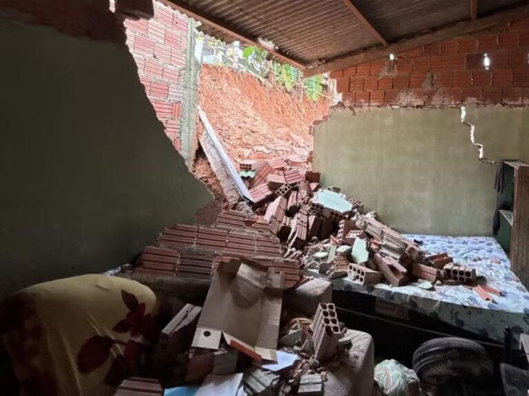 Parede caiu em cima de cama de padeiro durante chuva em Rio Branco — Foto: Arquivo/Defesa Civil de Rio Branco