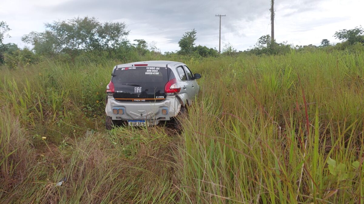 PM recupera veículo roubado em área de mata em Sena Madureira