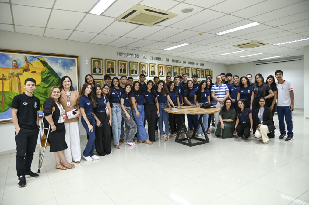 Estudantes do Ifac Sena Madureira realizam visita técnica no TJAC