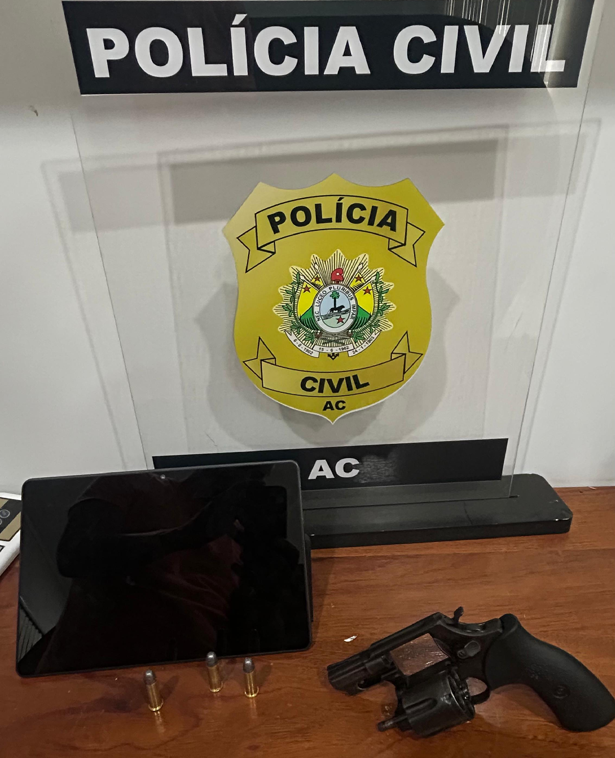 Arma de fogo, munições e objeto roubado foram apreendidos durante diligência da Polícia Civil em Tarauacá. Foto: cedida
