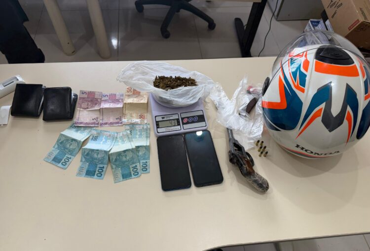 Arma de fogo, droga do tipo skunk e motocicleta foram apreendidas durante a operação policial em Mâncio Lima. Foto: cedida