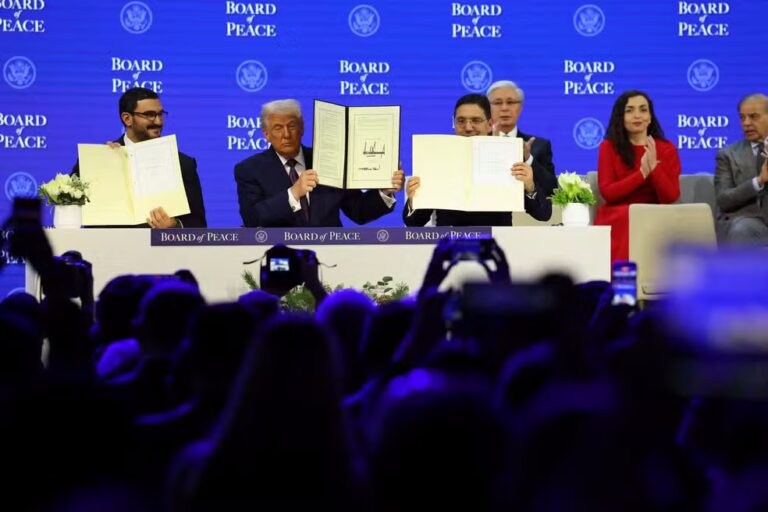 O Ministro da Corte do Primeiro-Ministro do Bahrein, Shaikh Isa bin Salman bin Hamad Al Khalifa, o Presidente dos EUA, Donald Trump, e o Ministro das Relações Exteriores de Marrocos, Nasser Bourita, seguram a Carta assinada do Conselho da Paz, que visa a resolução de conflitos globais. — Foto: Denis Balibouse/Reuters