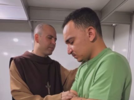 joao-gomes-recebe-a-bencao-de-frei-gilson-nos-bastidores-do-reveillon-da-paulista