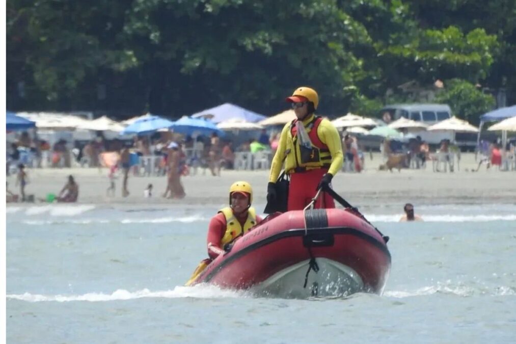 Bombeiros buscam banhista arrastado pelas ondas no litoral de SP