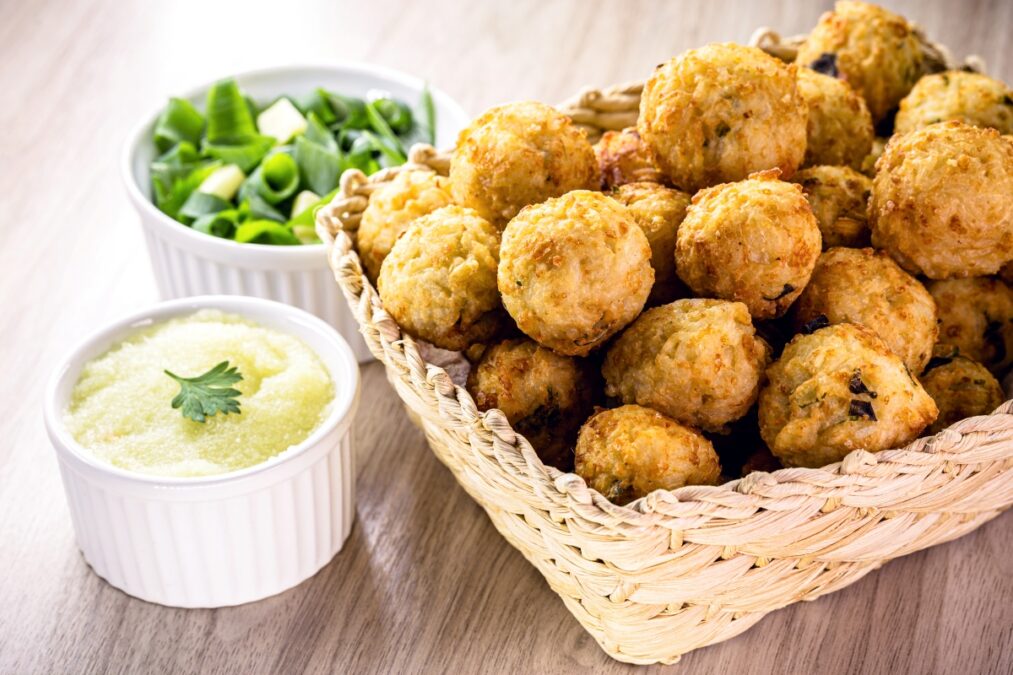 Sobrou tender? Faça bolinho de arroz recheado e reaproveite a ceia