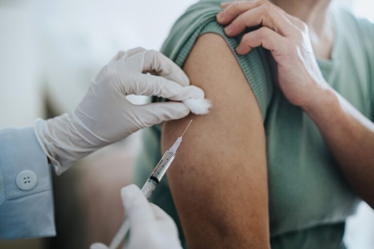 infectologistas-apontam-as-principais-vacinas-esquecidas-por-adultos