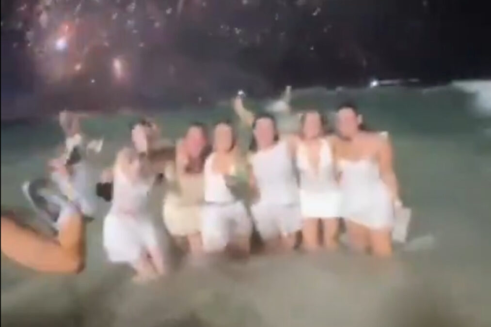Mar agitado interrompe foto e derruba grupo de amigas em Copacabana