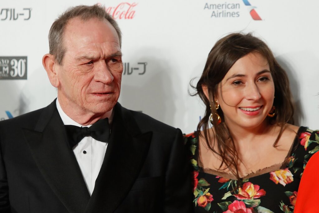 victoria-jones,-filha-de-tommy-lee-jones,-foi-presa-tres-vezes-em-2025