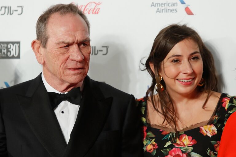 victoria-jones,-filha-de-tommy-lee-jones,-foi-presa-tres-vezes-em-2025