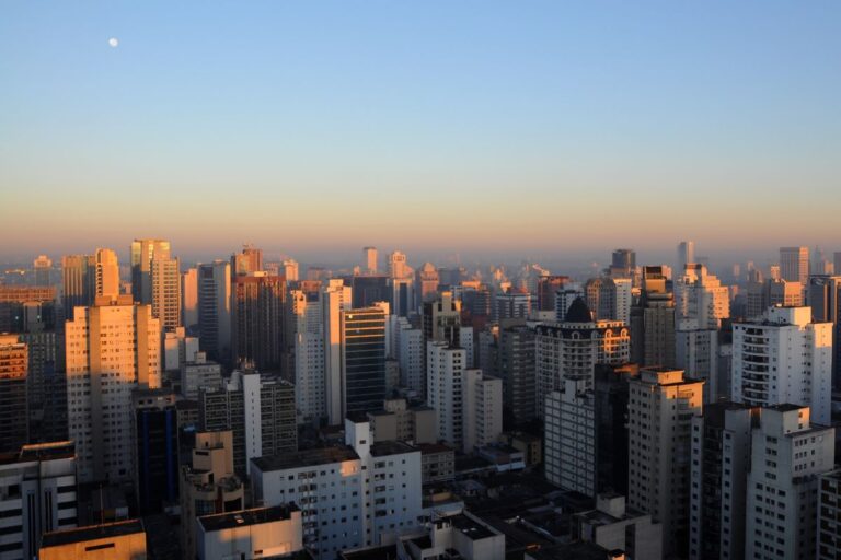fim-de-semana-comeca-quente,-mas-frente-fria-muda-o-tempo-em-sao-paulo
