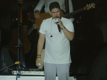 entre-bronca-e-risadas:-jorge-transforma-encontro-com-fa-em-momento-divertido-no-palco