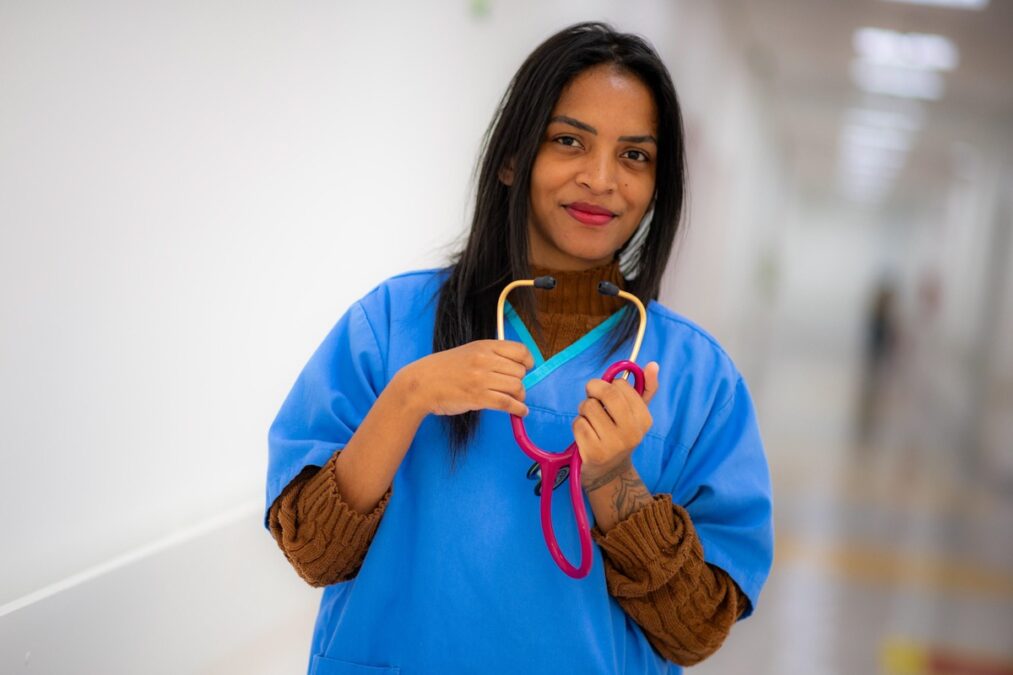 Conselho Regional de Medicina repudia ataques racistas contra médica