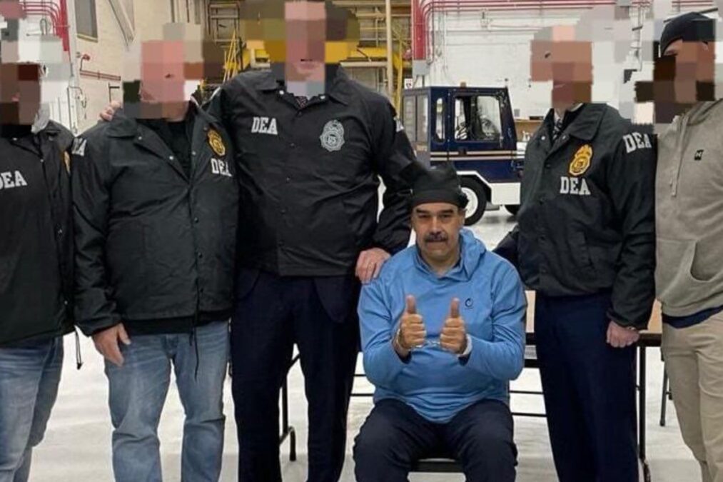 Casa Branca publica imagens de Maduro sendo levado à prisão nos EUA