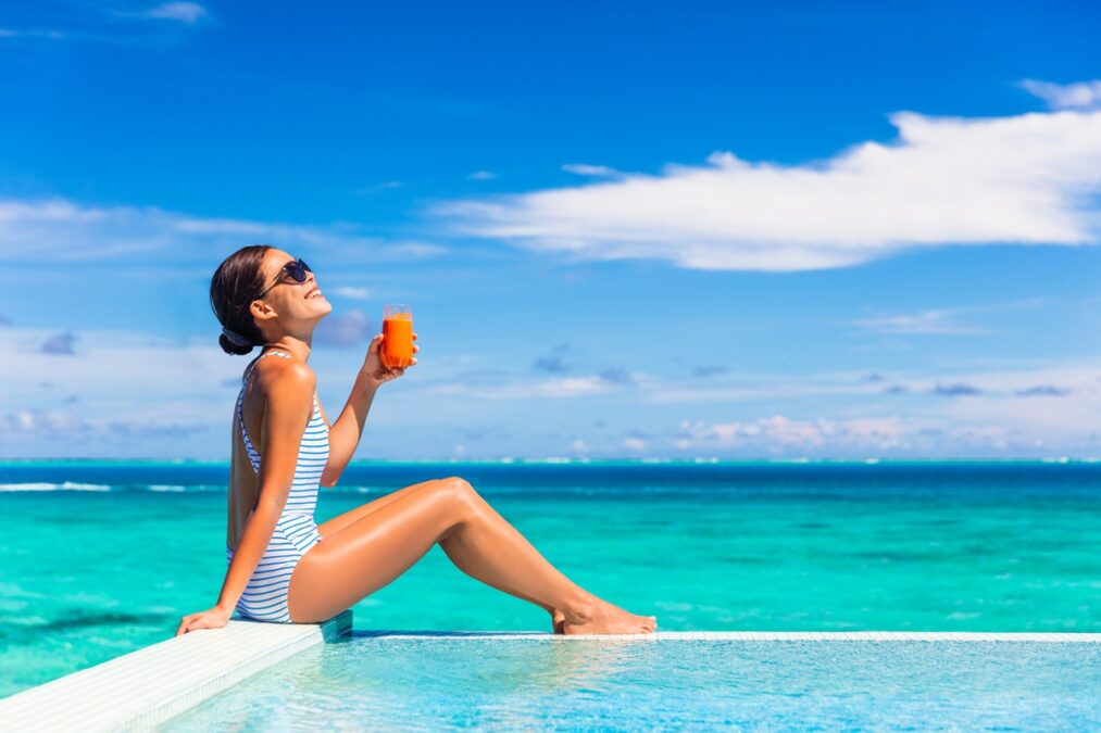 Sucos para reforçar o bronzeamento funcionam? Entenda a relação