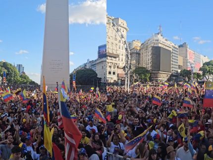 venezuelanos-transformam-o-obelisco,-em-buenos-aires,-em-palco-de-celebracao-apos-captura-de-maduro