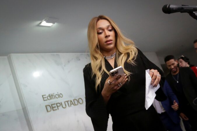 erika-hilton-aciona-mpf-contra-deepfake-sexual-infantil-no-grok