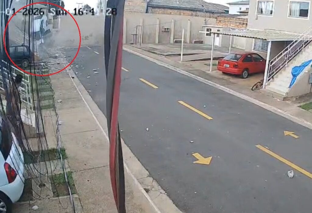 carro-detona-muro,-derruba-poste-e-invade-condominio-no-entorno.-veja-video