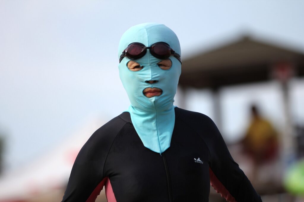 “biquini-facial”-se-populariza-nas-praias;-entenda-a-funcao-do-item