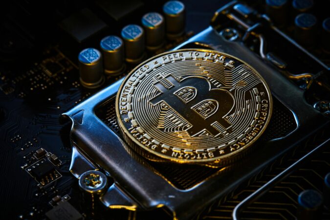 com-incerteza-global,-bitcoin-dispara-e-ultrapassa-us$-93-mil