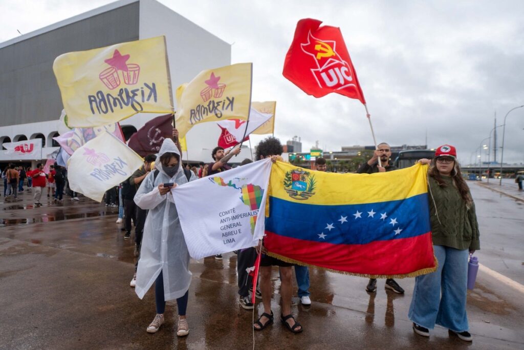 grupo-marcha-em-direcao-a-embaixada-dos-eua-para-exigir-“maduro-livre”