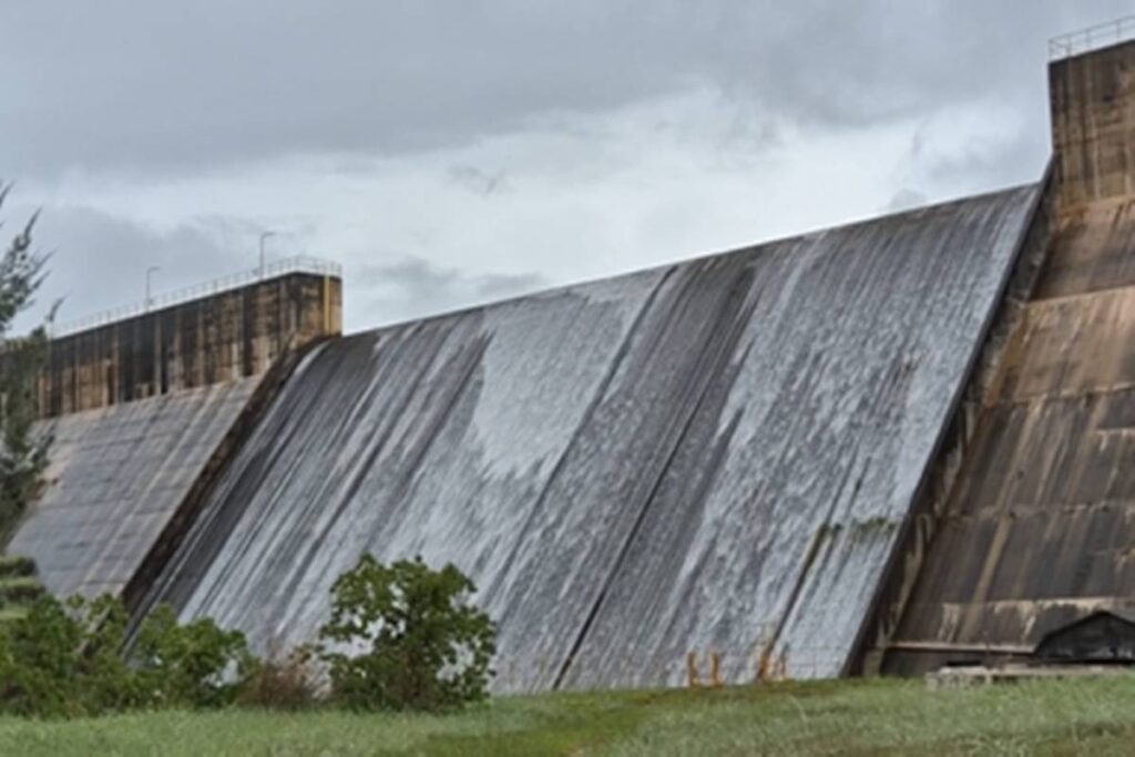 apos-dias-de-chuvas-intensas-no-df,-barragem-do-descoberto-transborda.-veja-video