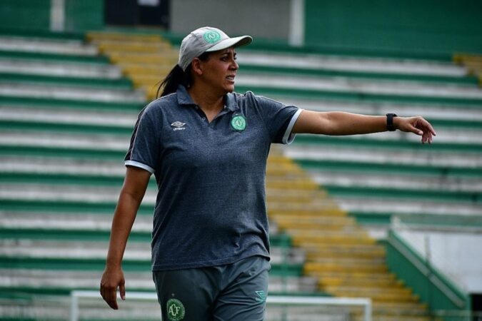 treinadora-da-chapecoense-e-a-1a-da-historia-a-vencer-na-copinha