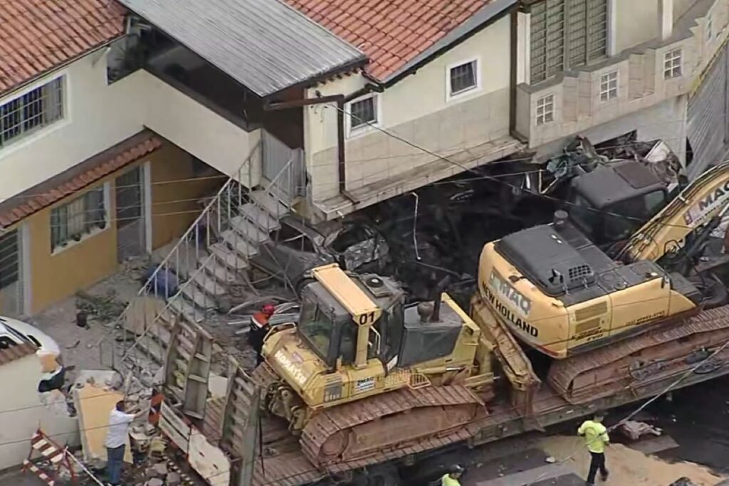 carreta-colide-contra-muro-de-casa,-destroi-imovel-e-deixa-2-feridos