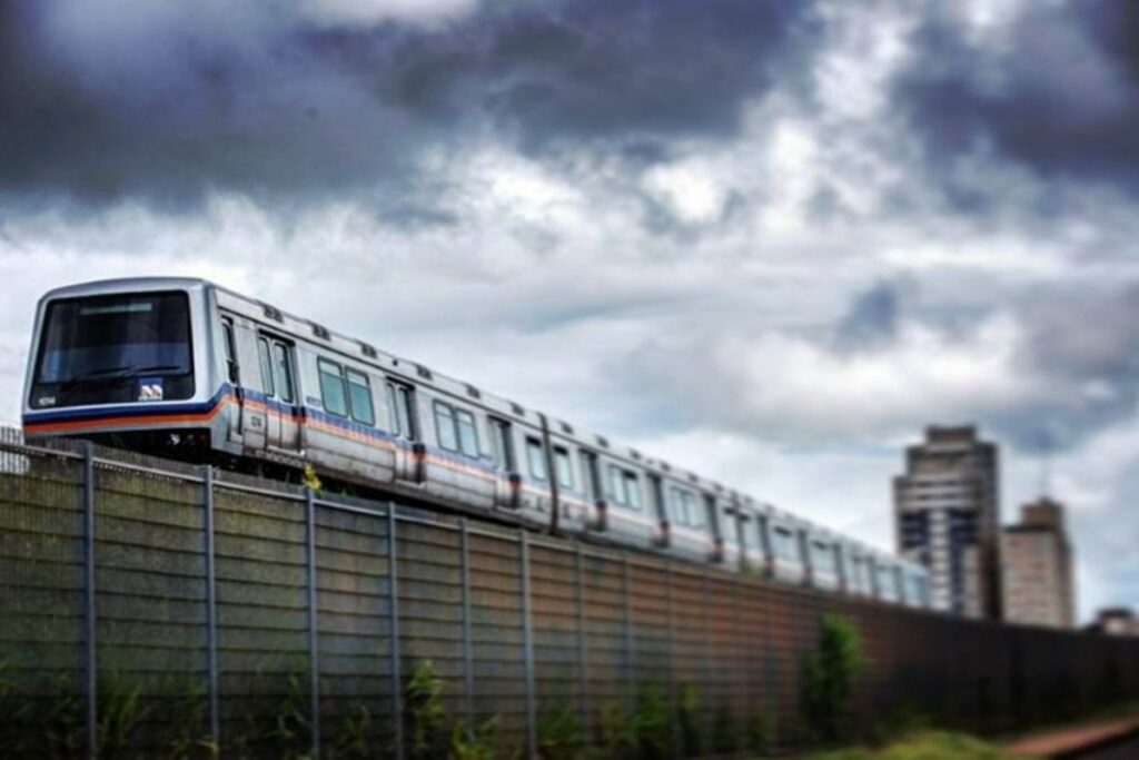 metro-df-tem-trecho-bloqueado,-vagoes-lotados-e-lentidao-em-manha-chuvosa