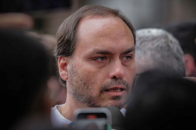 carlos-diz-que-hospital-perto-nao-garante-atendimento-agil-a-bolsonaro