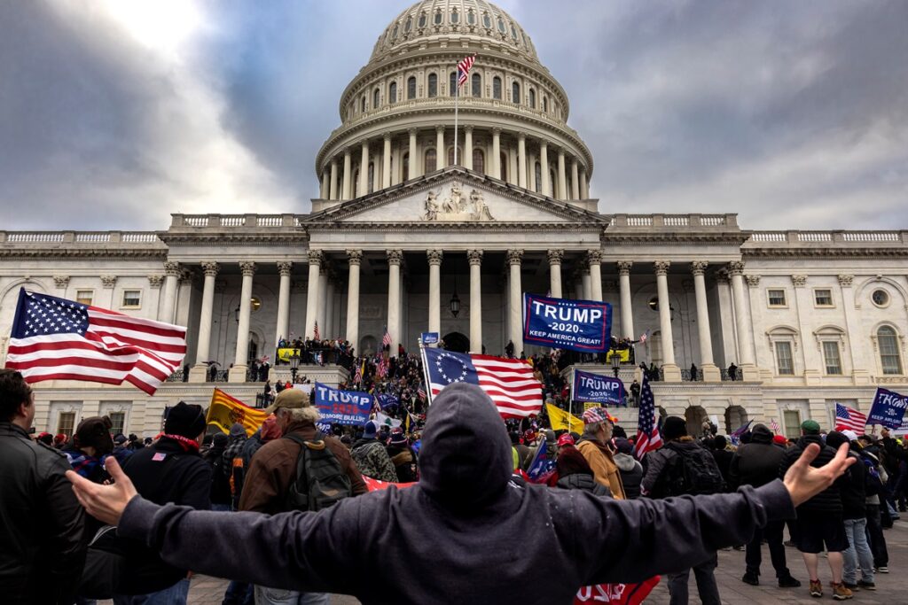 governo-trump-lanca-site-com-versao-propria-sobre-invasao-do-capitolio