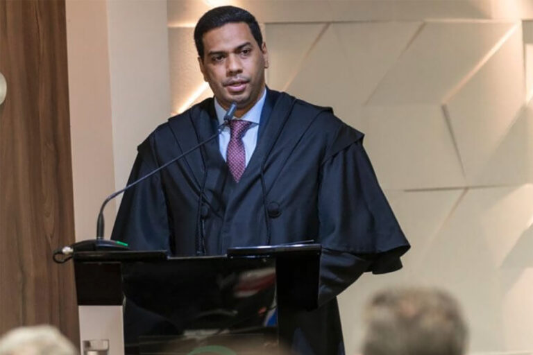 o-banqueiro-nunca-pagou-a-ninguem-para-defende-lo,-so-a-advogados
