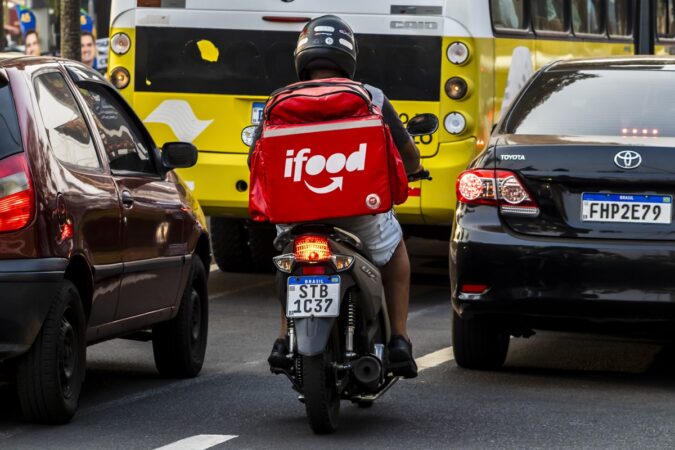 rio-proibe-clientes-de-exigir-que-entregador-de-app-suba-ate-a-porta