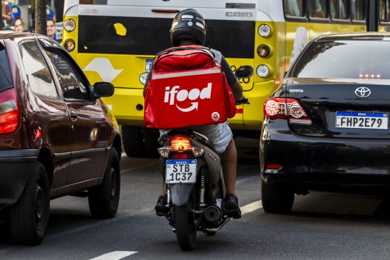 rio-proibe-clientes-de-exigir-que-entregador-de-app-suba-ate-a-porta