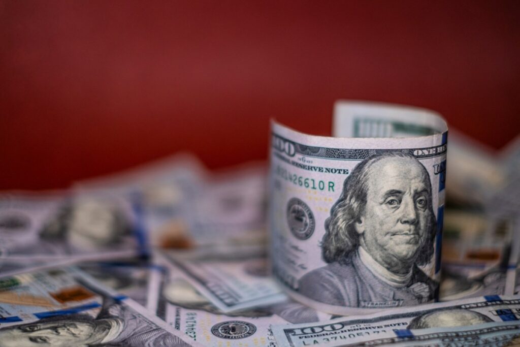 dolar-anda-de-lado-e-bolsa-cai-com-petroleo-e-dados-de-emprego-nos-eua