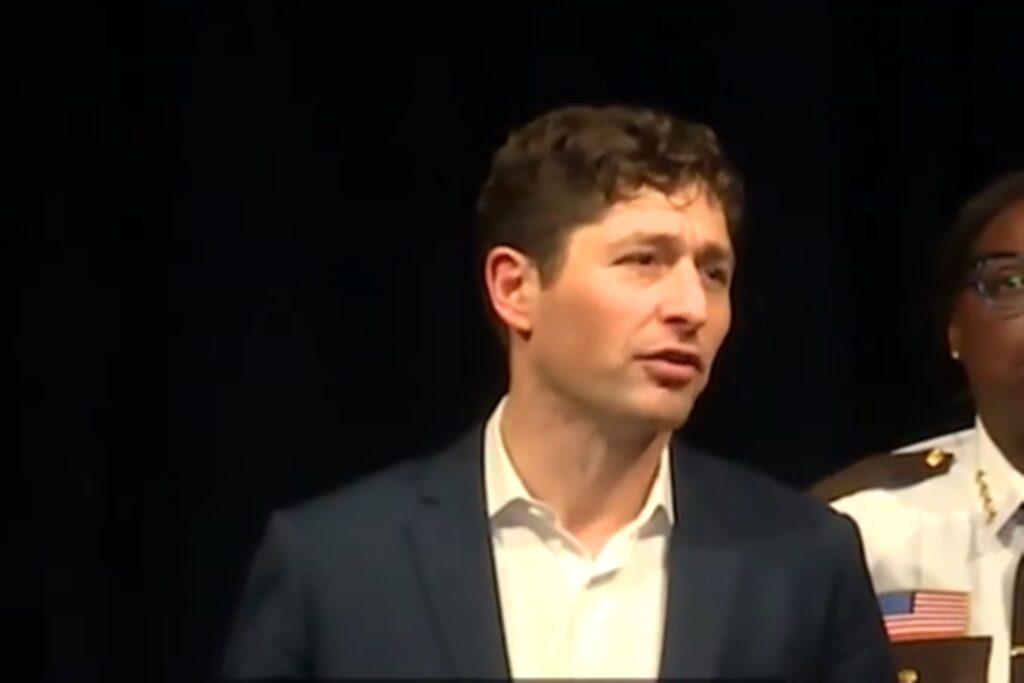 “ice,-saiam-da-porra-de-mineapolis”,-diz-prefeito-apos-morte-de-mulher