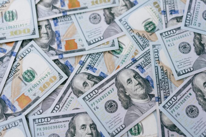 estavel,-dolar-vai-a-r$-5,38-com-industria-no-brasil-e-emprego-nos-eua