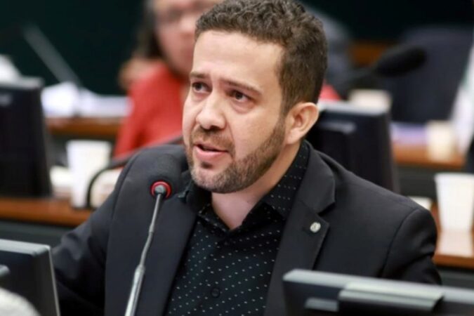 janones-parabeniza-estudantes-por-conflito-com-bolsonaristas-na-usp