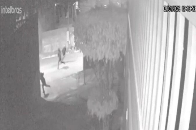 casal-de-idosos-e-rendido-em-roubo-a-condominio-de-luxo-em-alphaville.-video