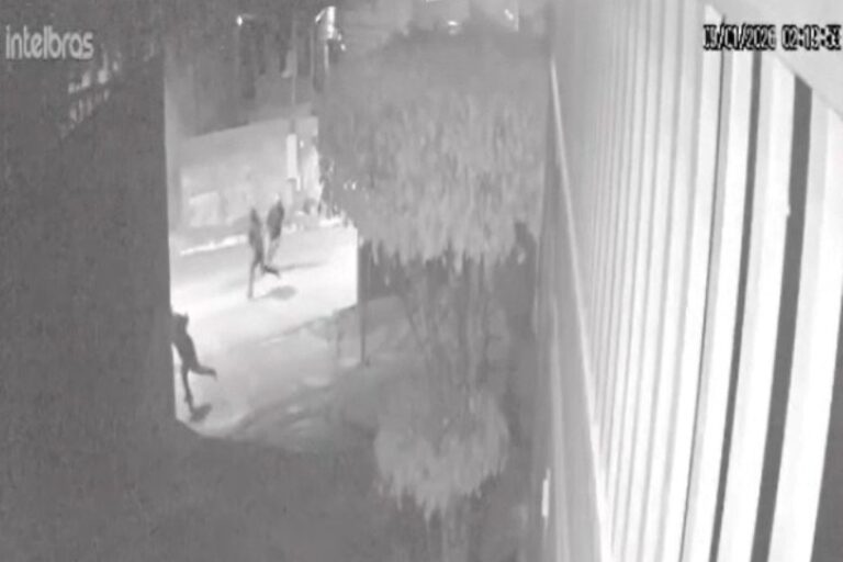 casal-de-idosos-e-rendido-em-roubo-a-condominio-de-luxo-em-alphaville.-video