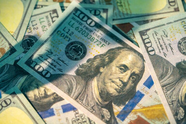 dolar-cai-a-r$-5,36-e-bolsa-sobe-com-mercosul-ue,-“payroll”-e-inflacao
