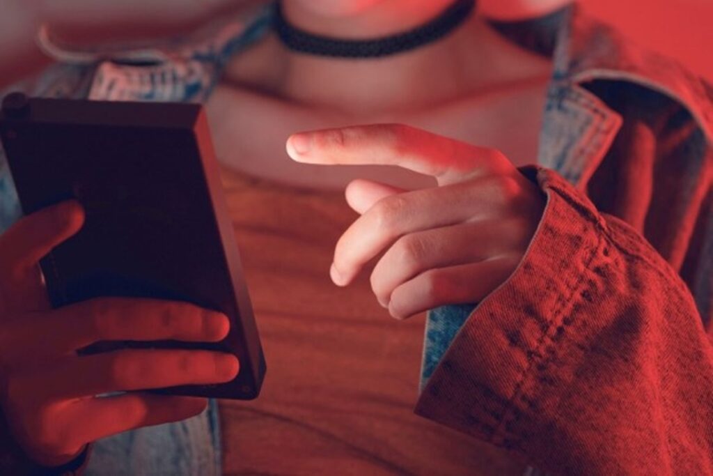 menina-e-espancada-pela-mae-por-olhar-celular-enquanto-lavava-louca