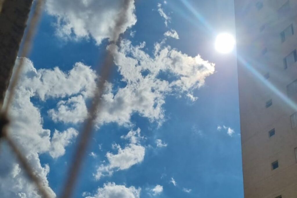 frente-fria,-calor-e-chuvas:-como-fica-o-tempo-em-sp-no-fim-de-semana
