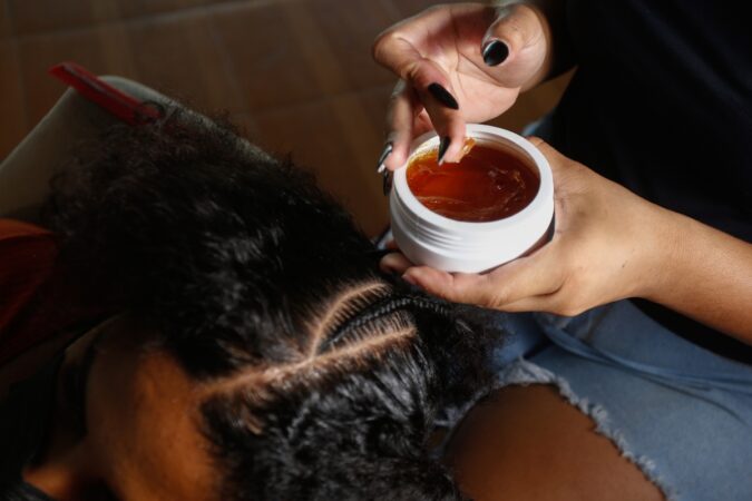 anvisa-faz-alerta-sobre-uso-seguro-de-pomadas-e-pastas-para-o-cabelo