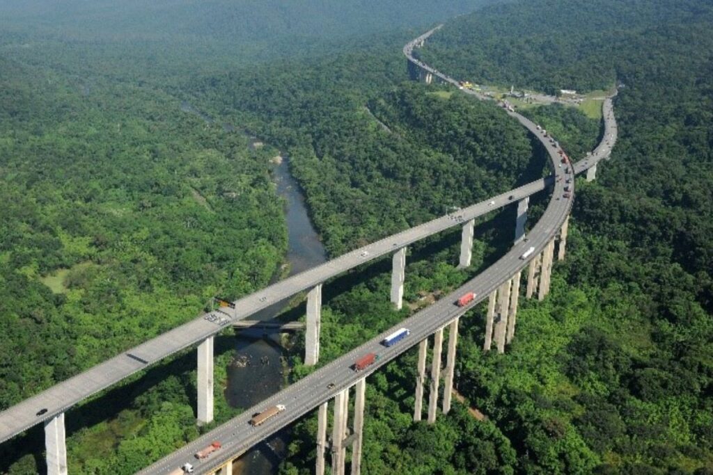 calorao-faz-paulistano-buscar-praia-e-provoca-transito-sentido-litoral