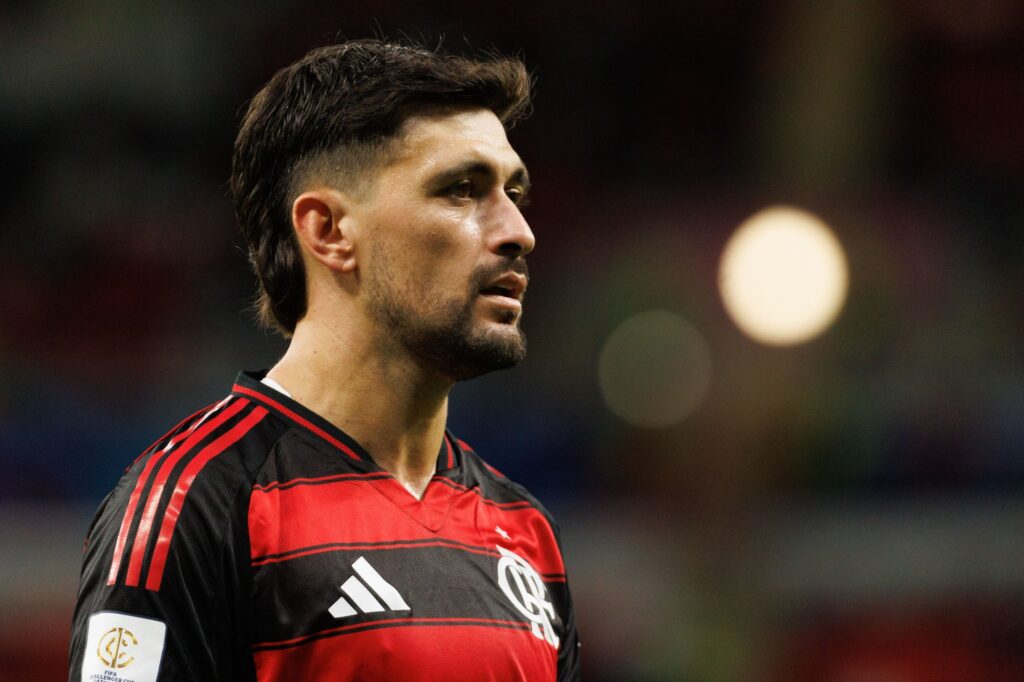 arrascaeta-recebe-trofeu-de-rei-da-america-2025.-veja-video