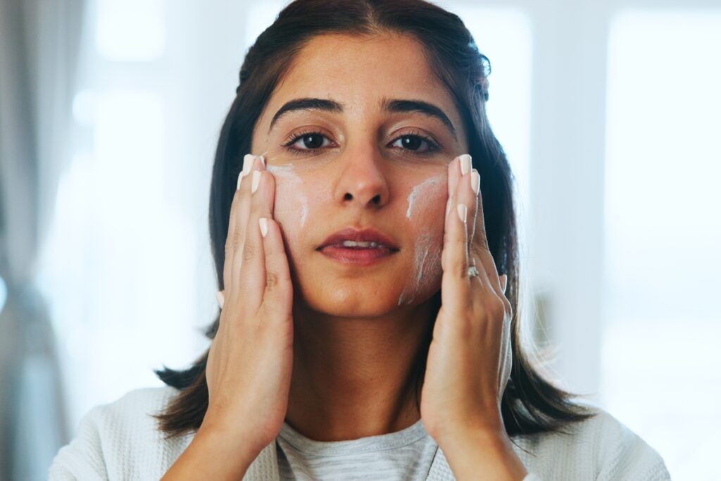 dermatologistas-ensinam-a-aplicacao-ideal-do-protetor-solar