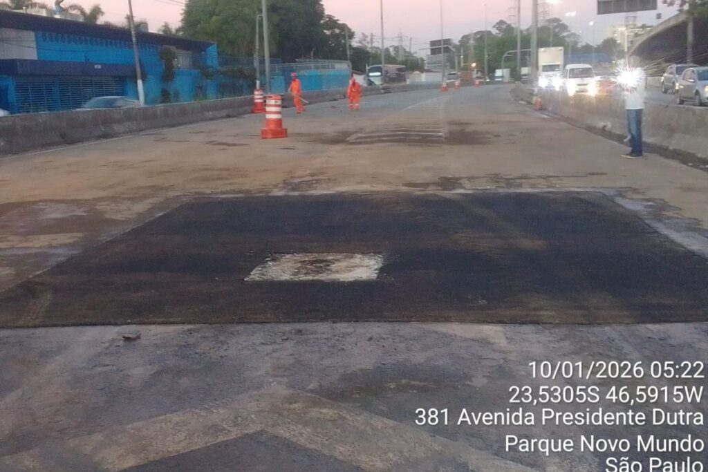 prefeitura-de-sp-tapa-buraco-que-interditou-acesso-a-marginal-tiete