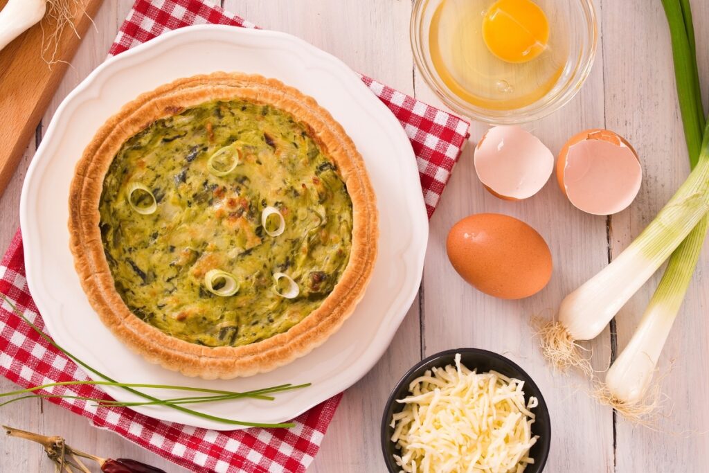 quiche-de-queijo-com-massa-amanteigada-e-recheio-dourado-no-forno