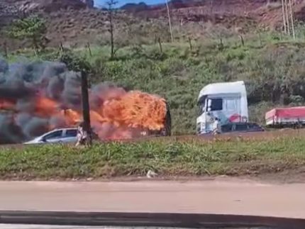 onibus-clandestino-pega-fogo-e-desce-rodovia-br-381-de-re-em-cena-chocante